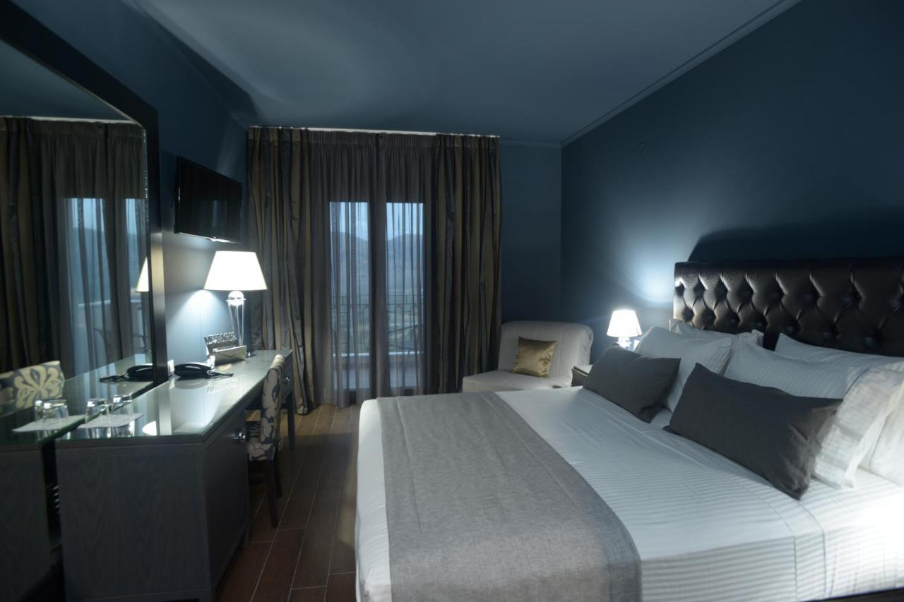 Theasis Hotel פרמיתיה מראה חיצוני תמונה